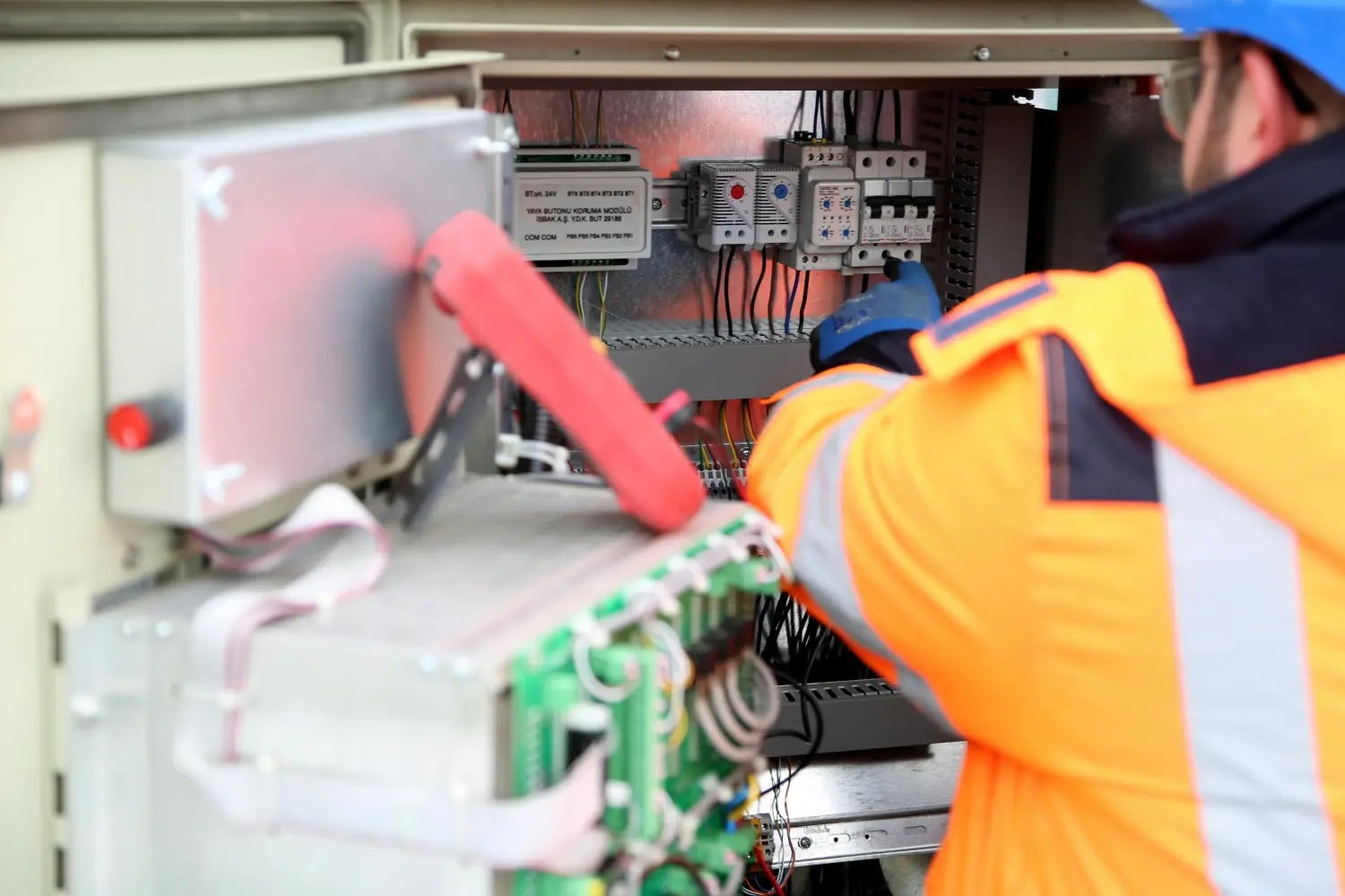 Elektriker bei technischen Überwachungsarbeiten