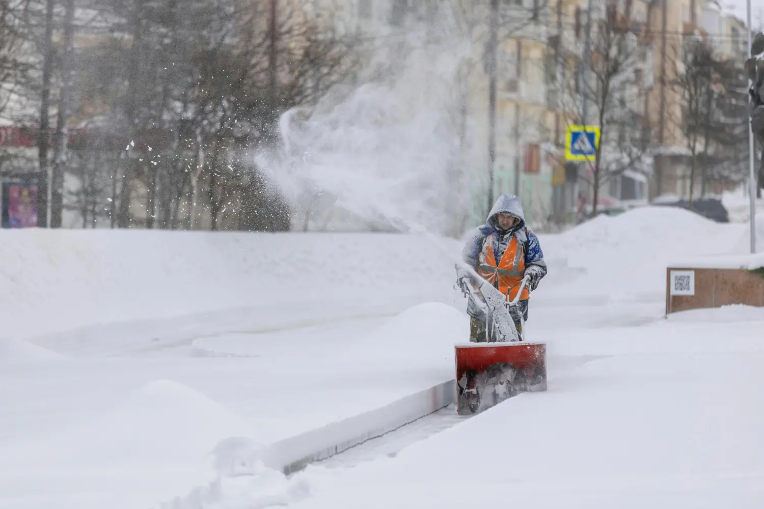 Arbeiter beim Schneeräumen, Winterdienst